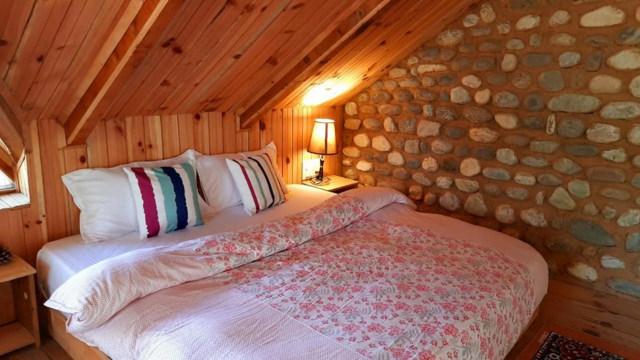 Ishan Log Huts-A Boutique Home Stay Banjar Bagian luar foto