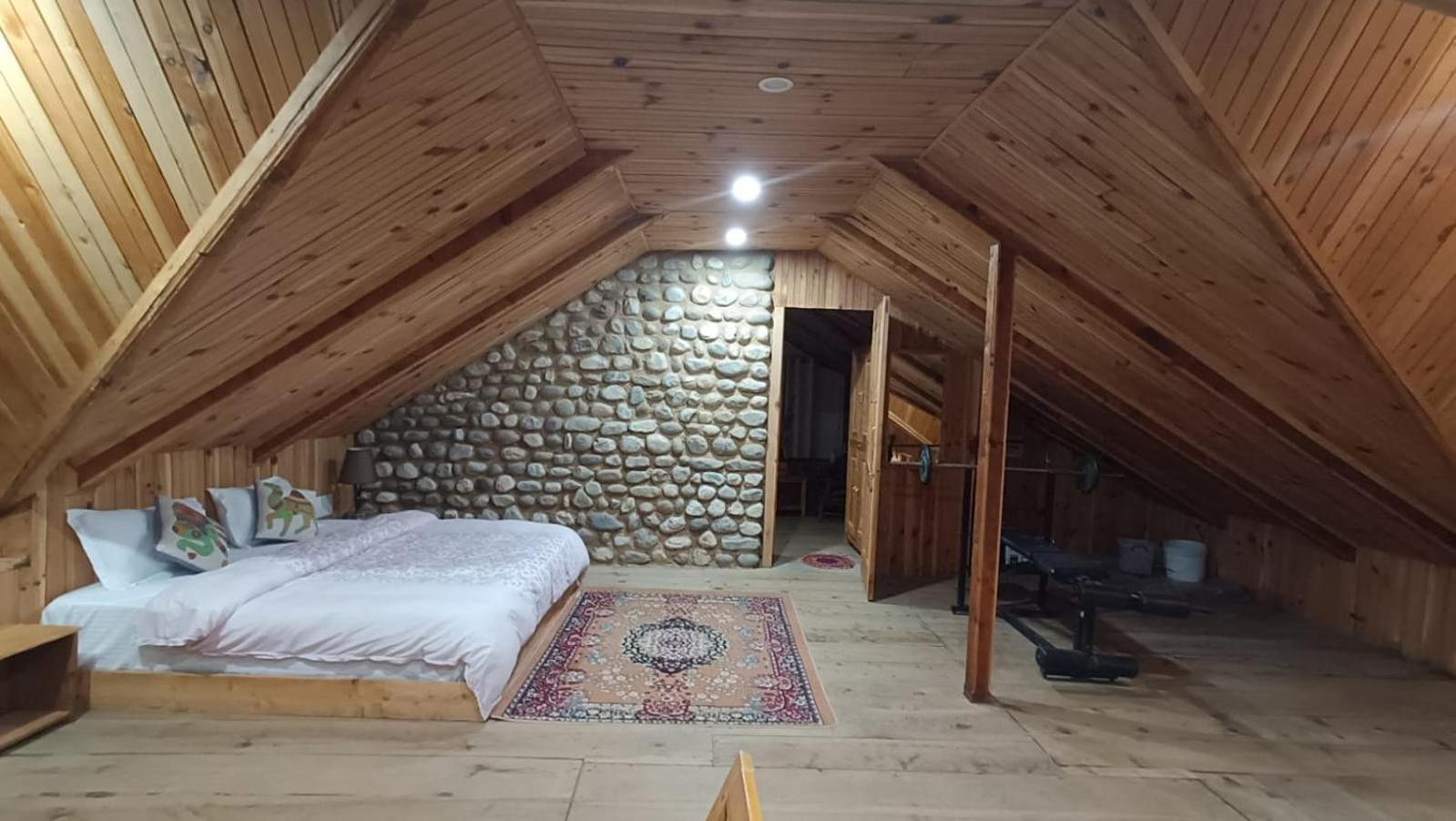 Ishan Log Huts-A Boutique Home Stay Banjar Bagian luar foto