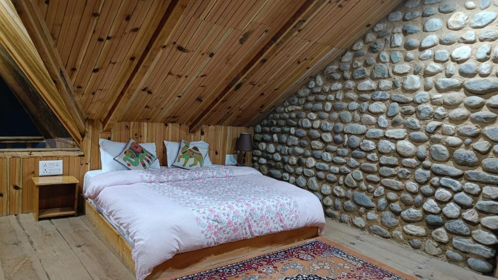 Ishan Log Huts-A Boutique Home Stay Banjar Bagian luar foto