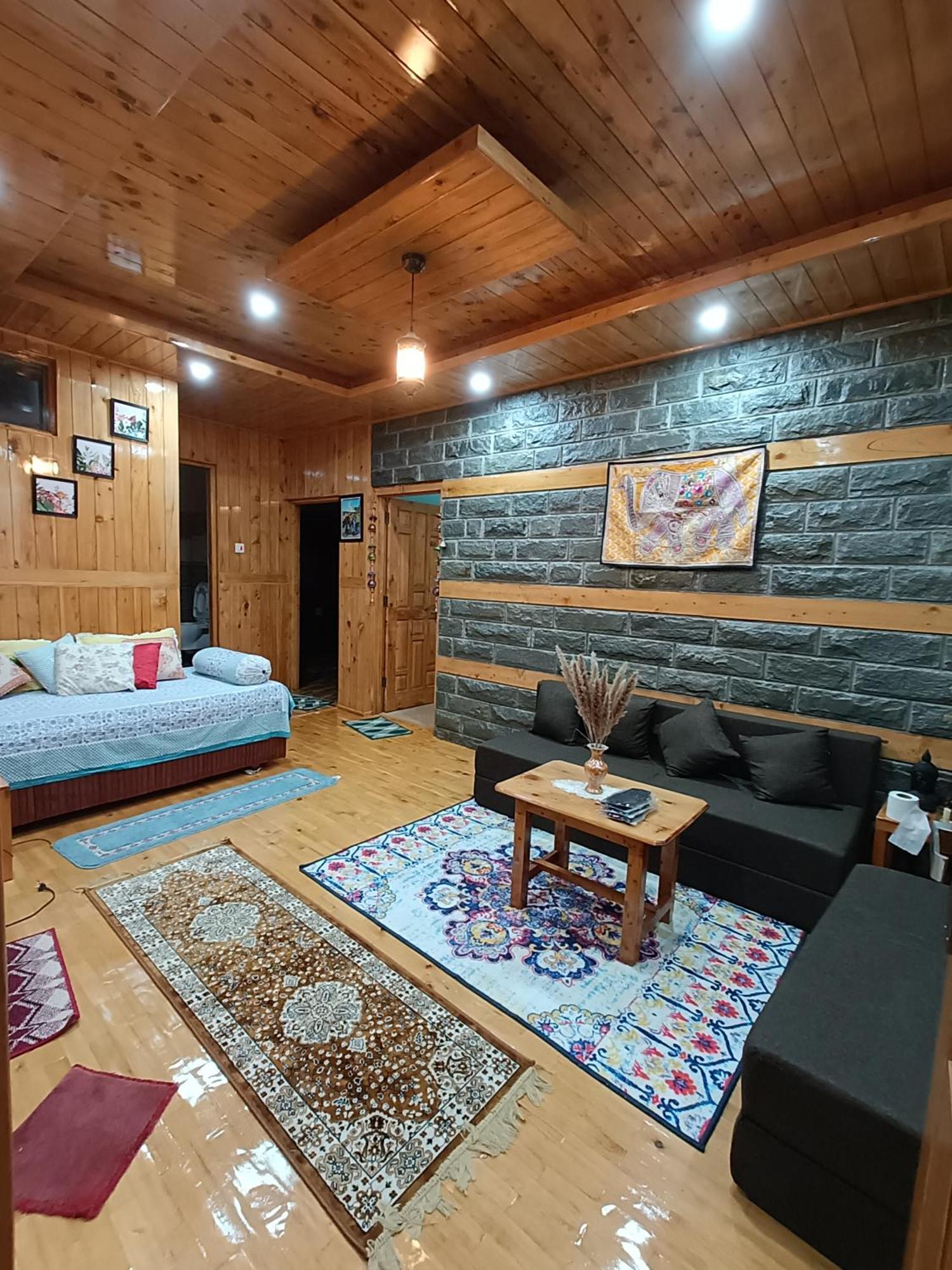 Ishan Log Huts-A Boutique Home Stay Banjar Bagian luar foto