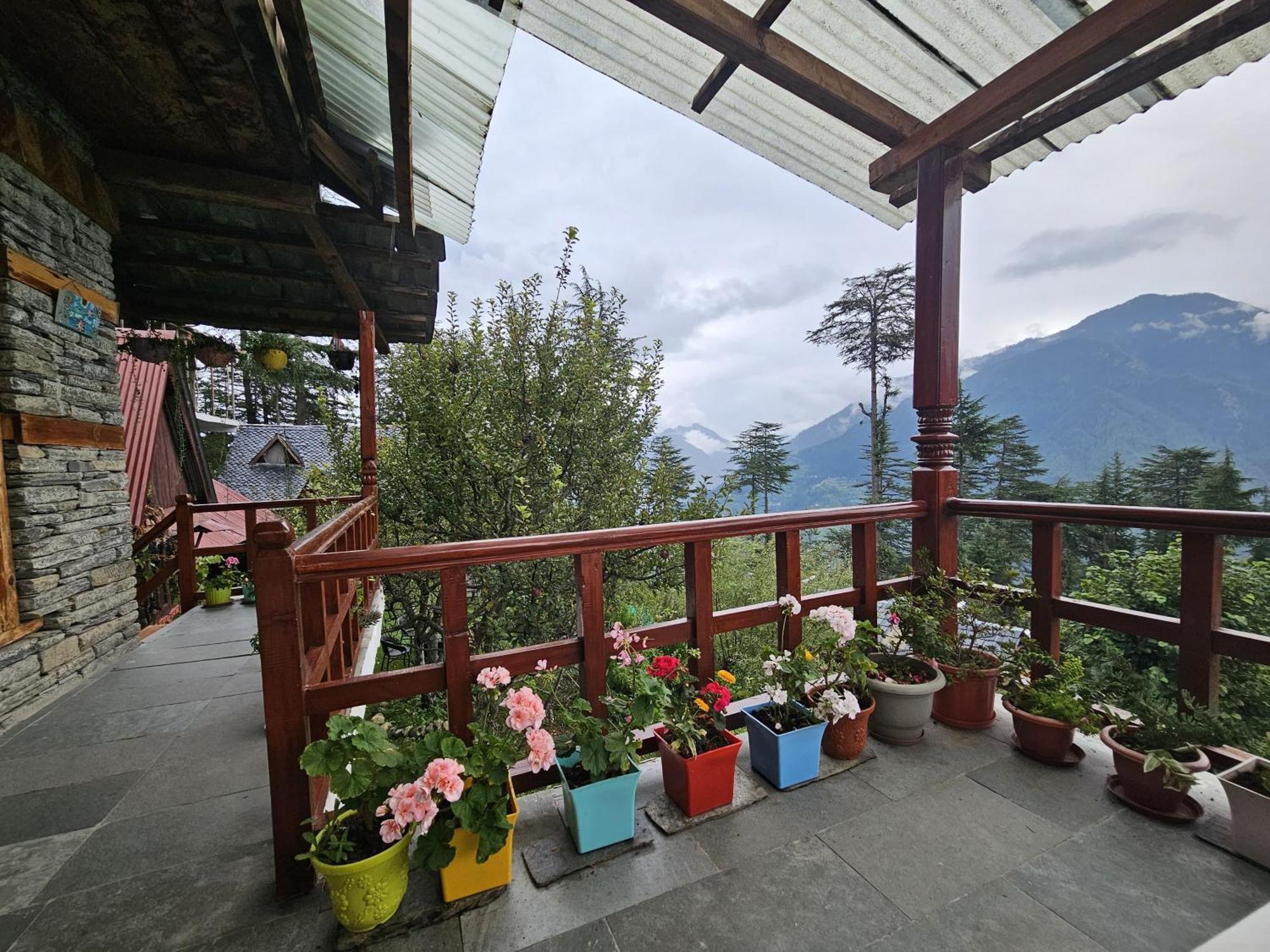 Ishan Log Huts-A Boutique Home Stay Banjar Bagian luar foto